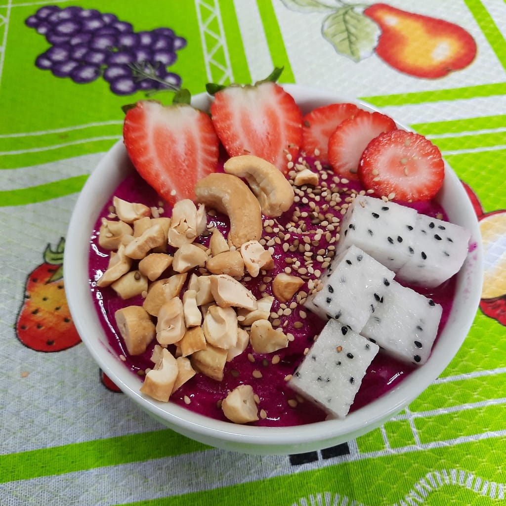 Creme de pitaya na tigela Creme de pitaya na tigela