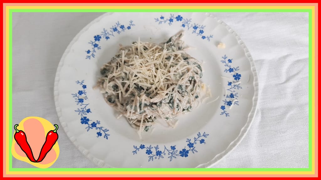 Macarrão com espinafre e creme Macarrão com espinafre e creme
