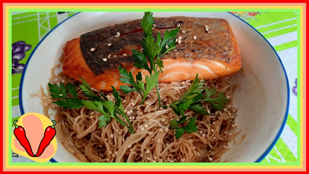 Salmão grelhado e macarrão de arroz Salmão grelhado e macarrão de arroz